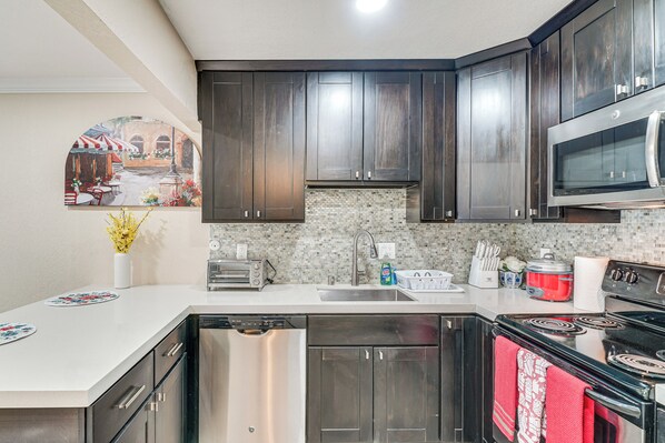 Fridge, microwave, stovetop, dishwasher