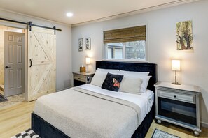 Travel cot, Internet, bed sheets - Private Patio & Yard: Pet-Friendly Bulverde Home (Bulverde)