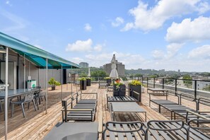 Outdoor dining - Magnificent downtown Penthouse with free underground parking (Québec)