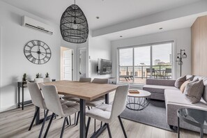 Dining - Magnificent downtown Penthouse with free underground parking (Québec)