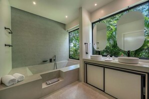 Shower, hair dryer, towels, soap - Modern Luxury Villa with Concierge, 3min to Tamarindo Beach (Tamarindo)