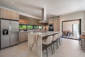 Private kitchen - Modern Luxury Villa with Concierge, 3min to Tamarindo Beach (Tamarindo)