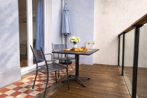 Outdoor dining - Holiday Stay 5 Minutes from the Beach – 4-Person Apartment (Les Sables-d´Olonne)