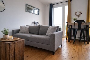 TV - Holiday Stay 5 Minutes from the Beach – 4-Person Apartment (Les Sables-d´Olonne)