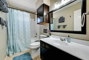 Comfort House | Bathroom | Combined shower/tub - Modern Pflugerville Home Near Austin (Pflugerville)