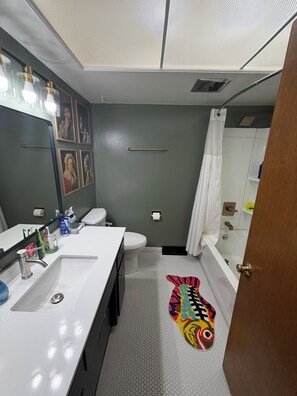 Een douche, toiletpapier