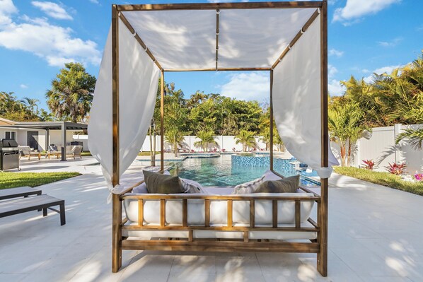 Outdoor pool, a heated pool - Poolside Paradise with Brand New Spa & Saltwater Pool – Minutes to Siesta Key (Sarasota)