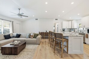 Smart TV - Poolside Paradise with Brand New Spa & Saltwater Pool – Minutes to Siesta Key (Sarasota)