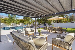 Outdoor dining - Poolside Paradise with Brand New Spa & Saltwater Pool – Minutes to Siesta Key (Sarasota)