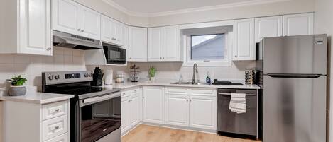 Réfrigérateur, four à micro-ondes, un four, surface de cuisson