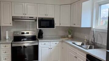 Een koelkast, een microgolfoven, een oven, een kookplaat