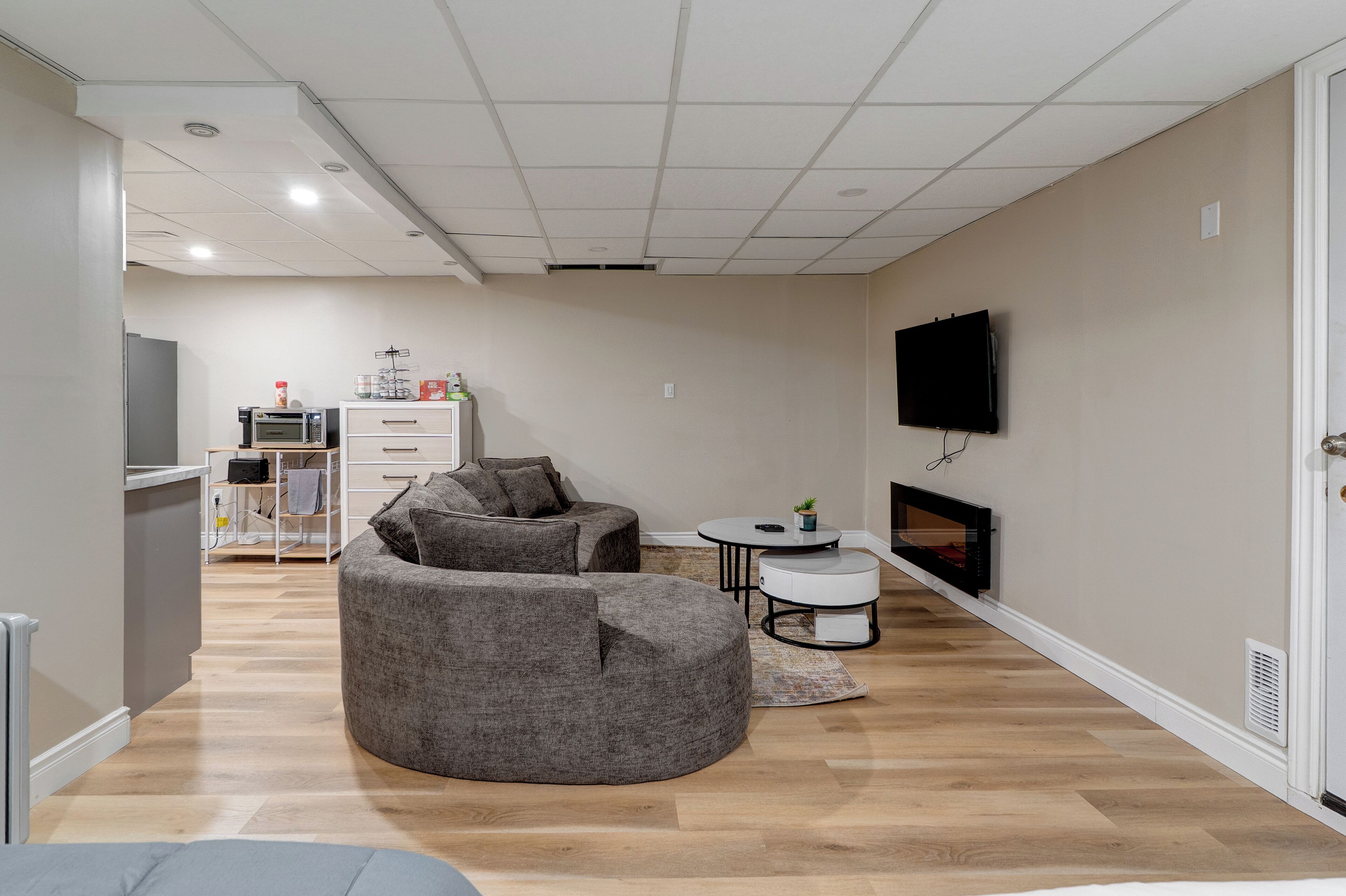 Televisión y chimenea 