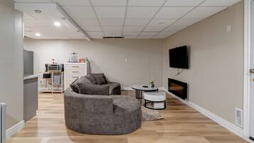 Televisión y chimenea