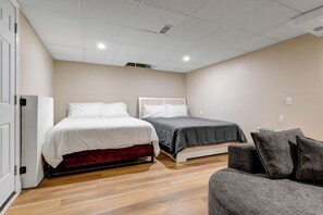 Unclassified image, 4 of 14, button - Cozy Open-Concept Suite (Greater Sudbury)