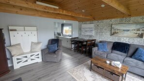 TV - Morning Coffee, Evening Stars – Long Lake Cabin (Greater Sudbury)