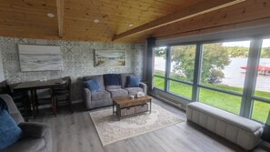 TV - Morning Coffee, Evening Stars – Long Lake Cabin (Greater Sudbury)