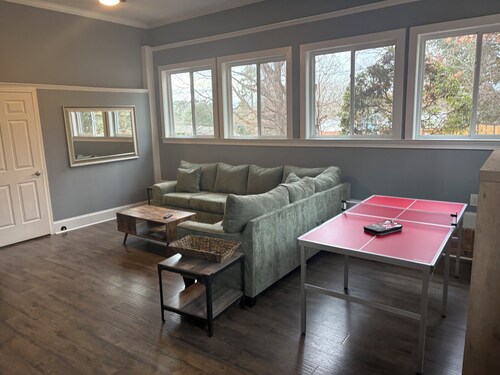 Spacious 3-bedroom house in charming Charlotte with bonus/game room