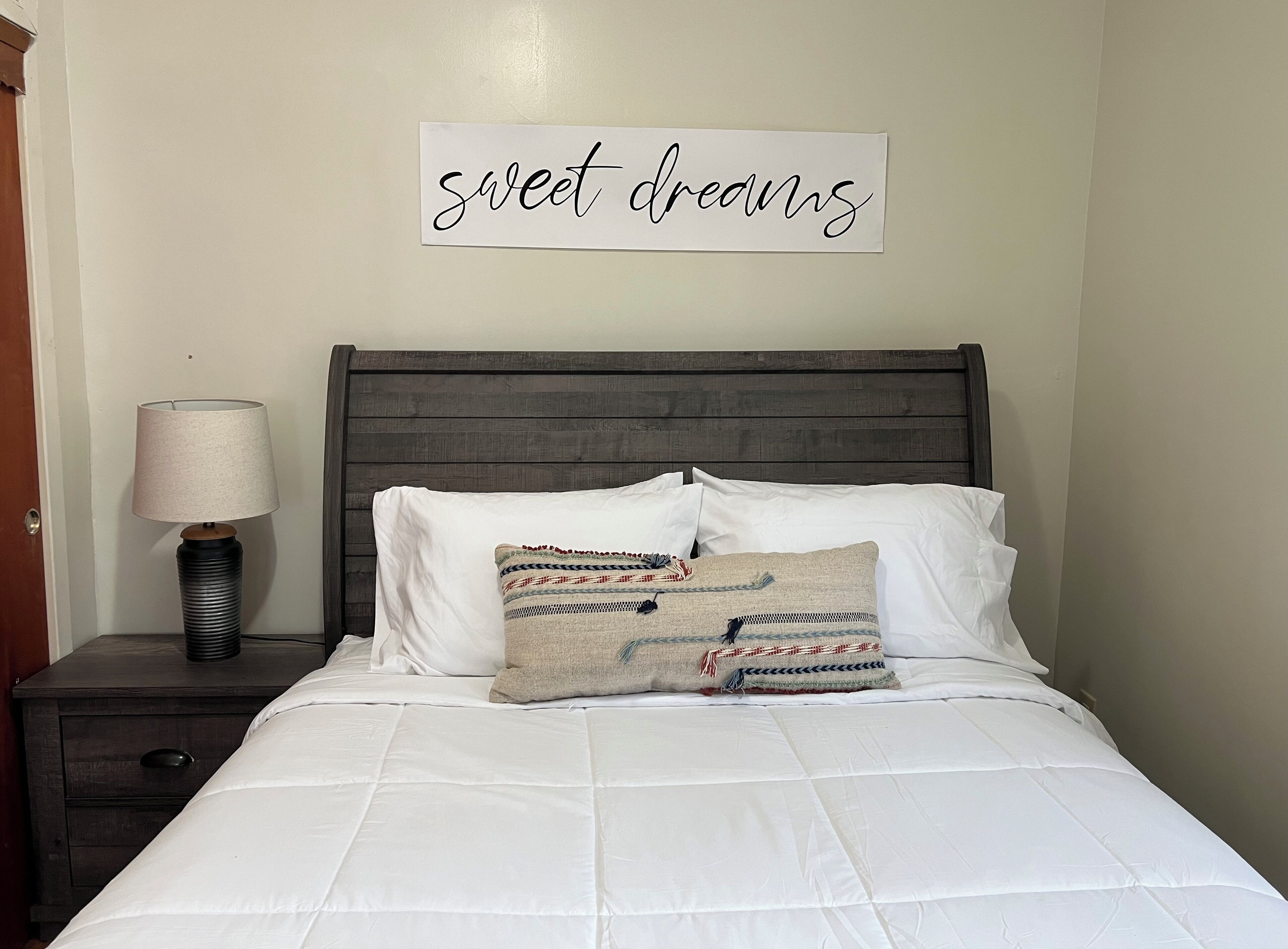 Een strijkplank/strijkijzer, wifi, beddengoed