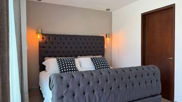 Työpöytä, silitysrauta/-lauta, Wi-Fi, vuodevaatteet