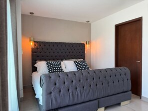 Työpöytä, silitysrauta/-lauta, Wi-Fi, vuodevaatteet