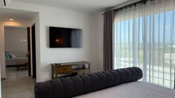 Skrivebord, strykejern/-brett, wi-fi og sengetøy