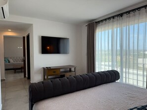 Escritorio, tabla de planchar con plancha, wifi y ropa de cama 