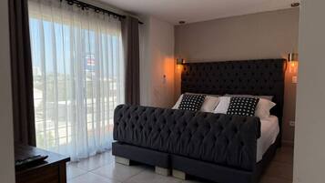 Skrivbord, strykjärn/strykbräda, wi-fi och sängkläder