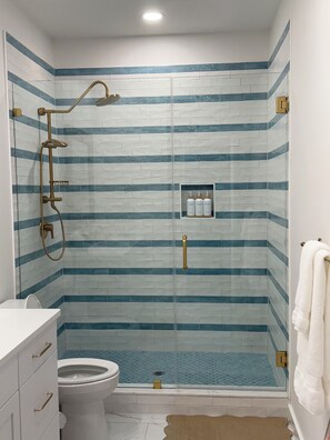 Douche, sèche-cheveux, serviettes fournies, savon