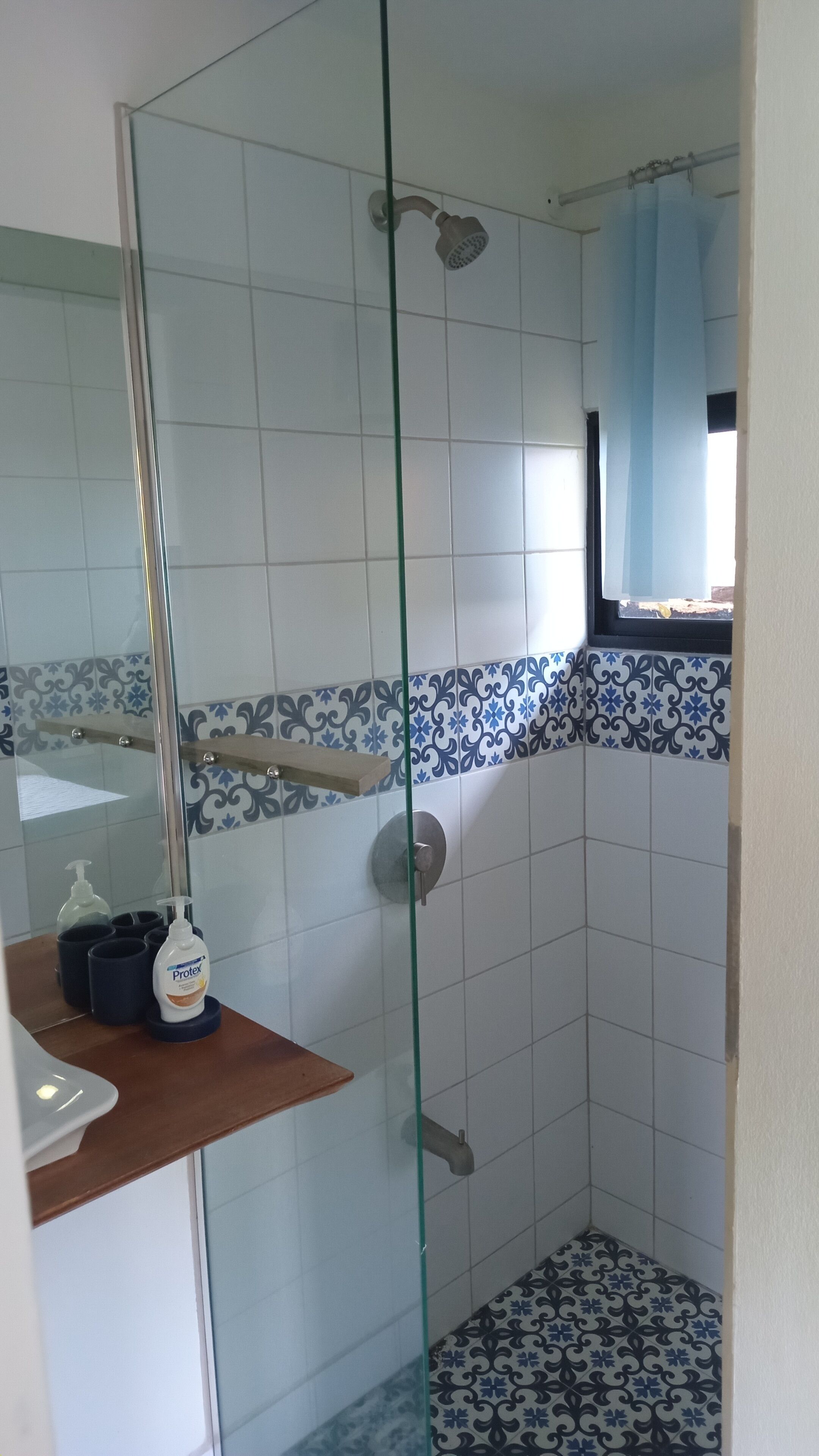 Een douche, een haardroger, handdoeken, zeep
