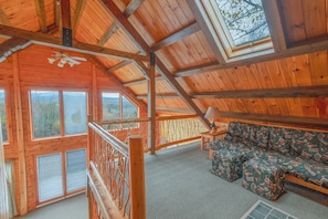 Cabaña tradicional, 3 habitaciones, vista a la montaña | Área de sala de estar | Televisión de 42 pulgadas con canales por cable 