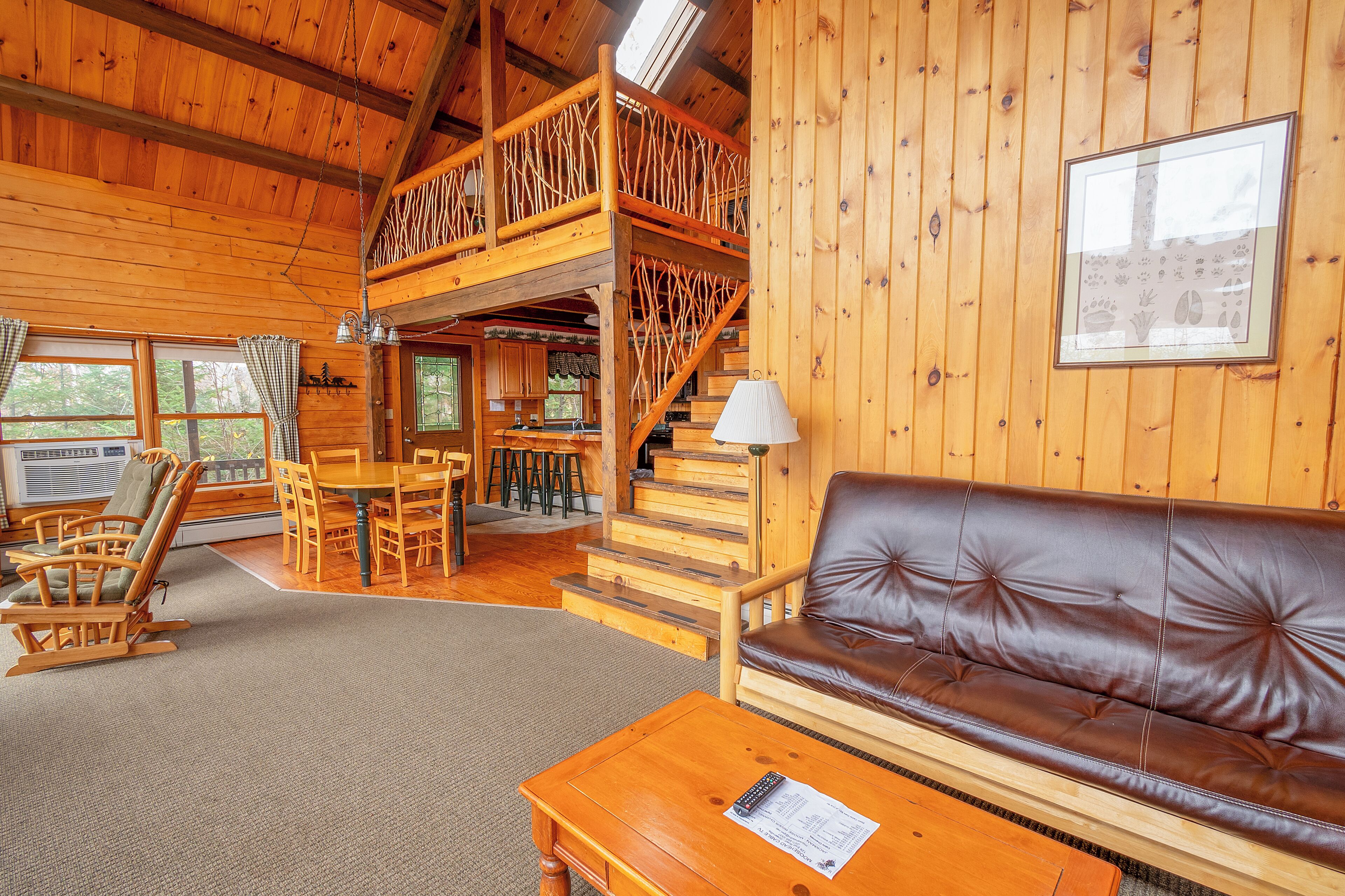 Tradisjonell hytte, 3 soverom, fjellutsikt | Oppholdsområde | En 42-tommers TV med kabel-kanaler