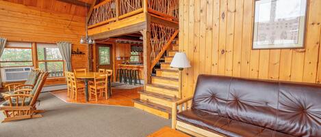 Tavanomainen mökki, 3 makuuhuonetta, vuoristonäköala | Oleskelualue | 42–tuumainen televisio, jossa kaapelikanavat