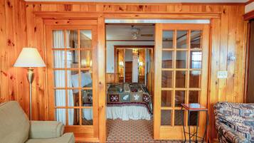 Standard Suite, 1 Bedroom, Mountain View | Individually decorated, individually furnished, free WiFi, bed sheets