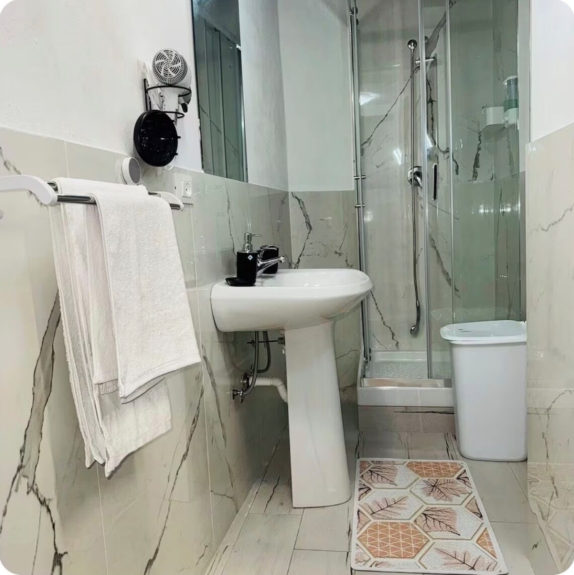 Een haardroger, handdoeken, zeep, toiletpapier