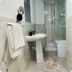 Een haardroger, handdoeken, zeep, toiletpapier