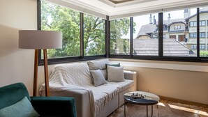 Une pièce confortable avec un canapé, une lampe et une petite table.