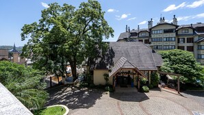 Un bâtiment traditionnel avec un toit en tuiles et une entrée abritée.