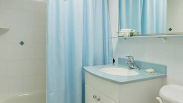 Deluxe Suite | Bathroom