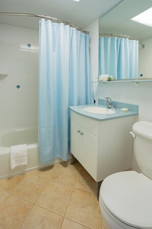 Deluxe Suite | Bathroom - Concord Suites (Avalon)
