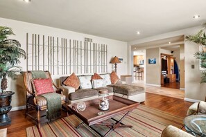 TV, fireplace - Cozy 3BR/2BA Beachside Escape in Huntington Beach - Your Perfect Getaway Awaits! (Huntington Beach)