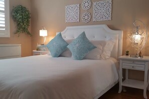 Tabla de planchar con plancha, wifi y ropa de cama 