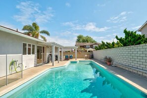 Pool - Cozy 3BR/2BA Beachside Escape in Huntington Beach - Your Perfect Getaway Awaits! (Huntington Beach)
