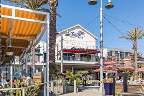 Outdoor dining - Cozy 3BR/2BA Beachside Escape in Huntington Beach - Your Perfect Getaway Awaits! (Huntington Beach)
