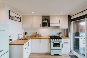 冷蔵庫、電子レンジ、オーブン、コンロ