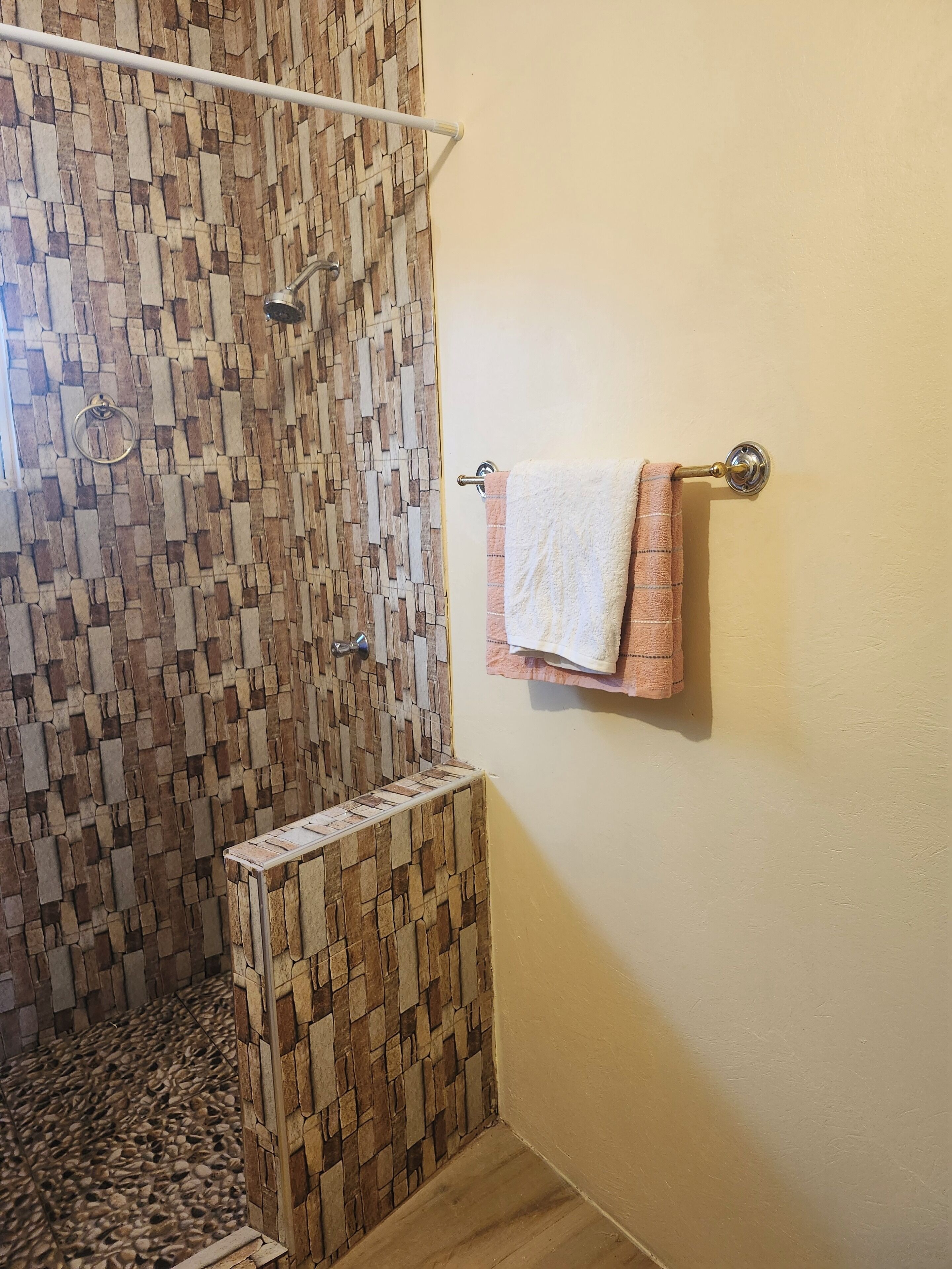 Douche, serviettes fournies, savon, papier toilette