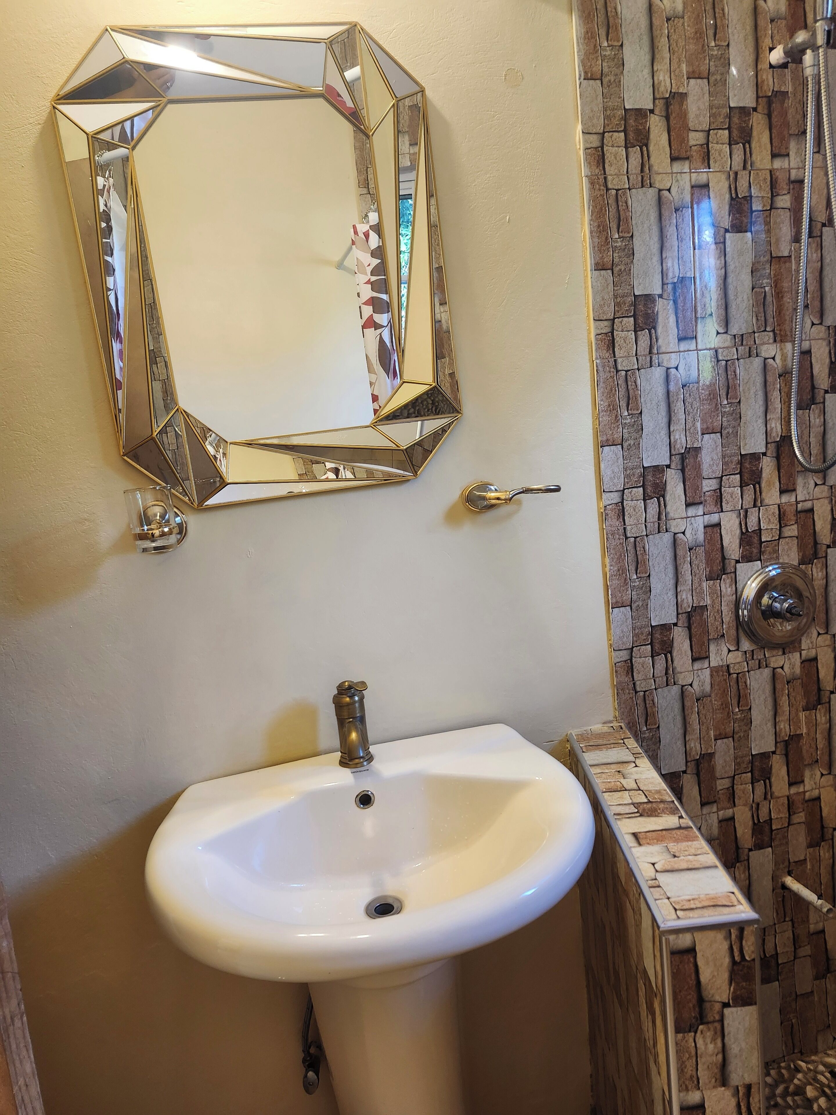 Douche, serviettes fournies, savon, papier toilette