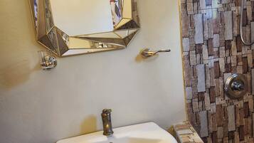 Douche, serviettes fournies, savon, papier toilette