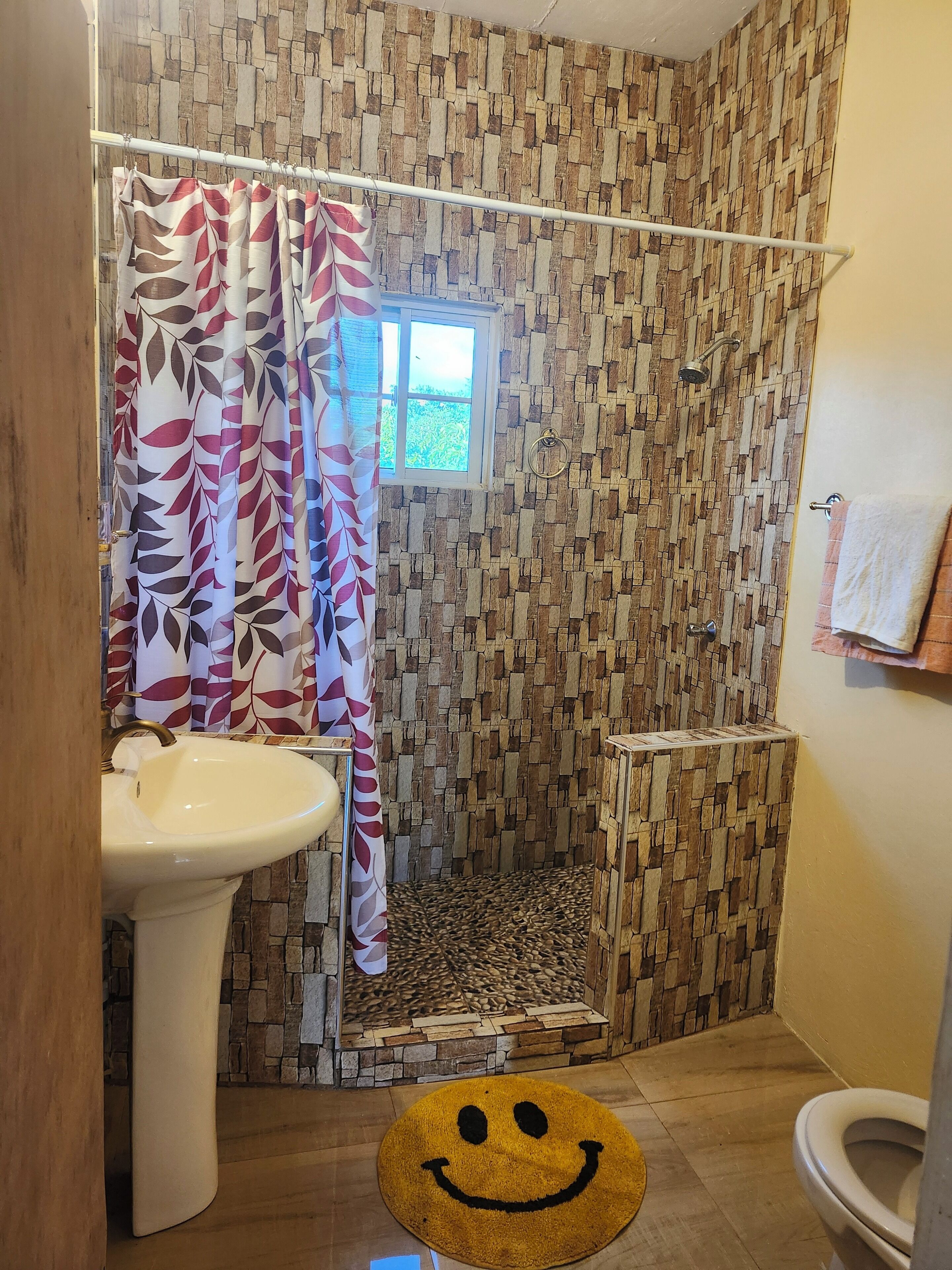 Douche, serviettes fournies, savon, papier toilette