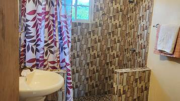 Douche, serviettes fournies, savon, papier toilette