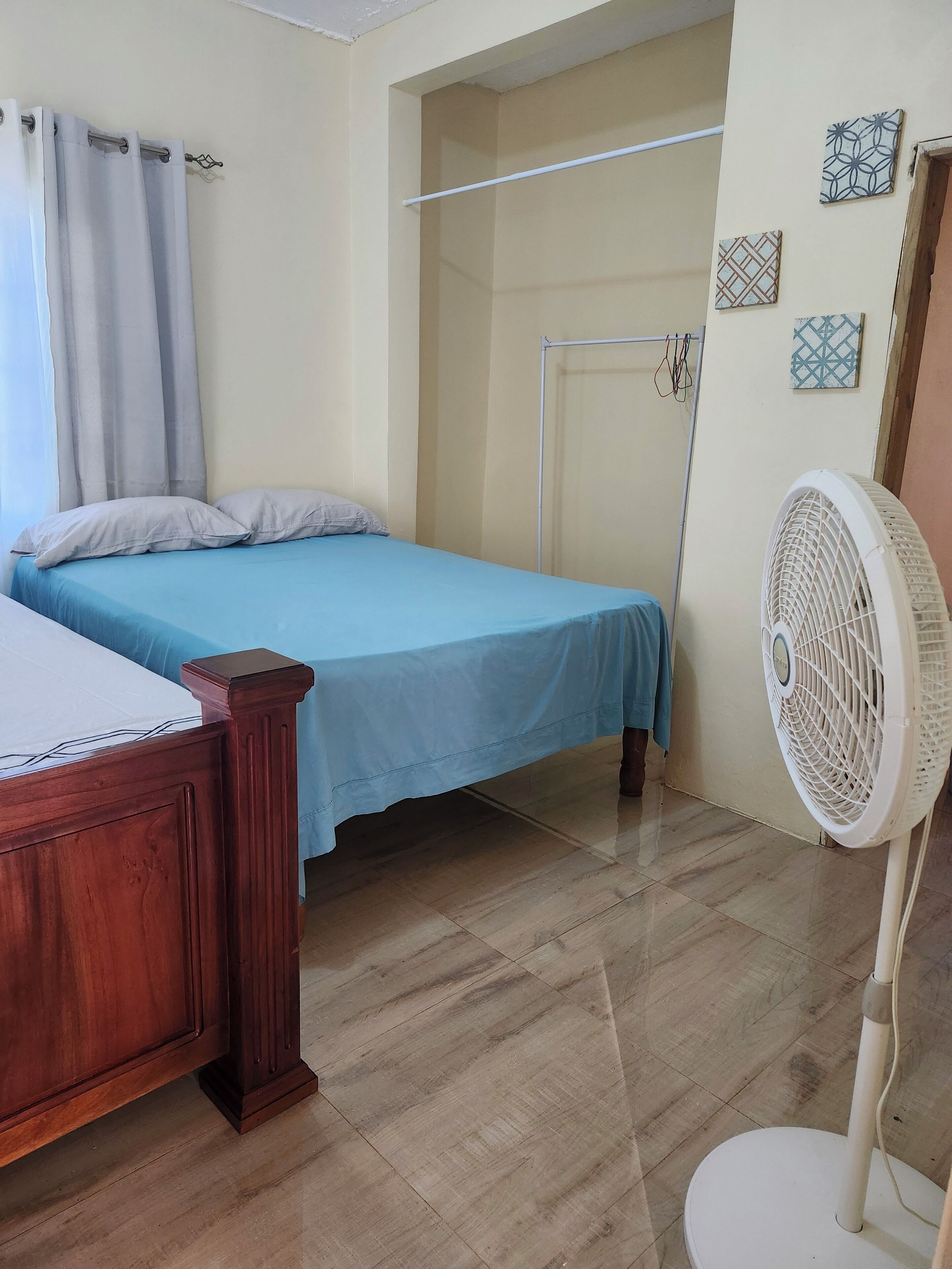 Fer et planche à repasser, draps fournis